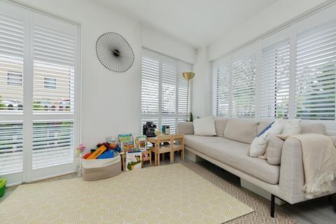 1 bedroom ground floor flat for sale, Ferndale Crescent, Carshalton, SM5