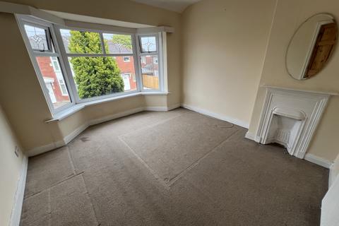 3 bedroom semi-detached house to rent, Milton Avenue, Manchester, M43