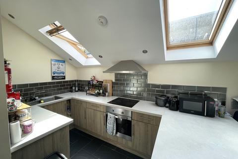 2 bedroom flat to rent, The Moor, Falmouth, TR11
