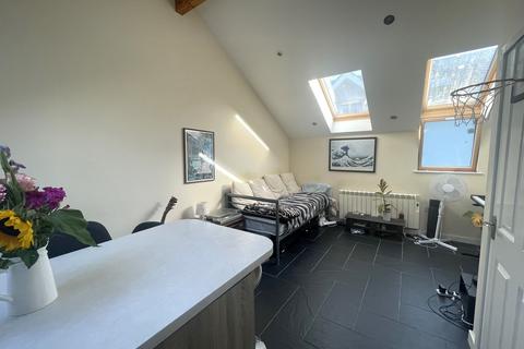 2 bedroom flat to rent, The Moor, Falmouth, TR11