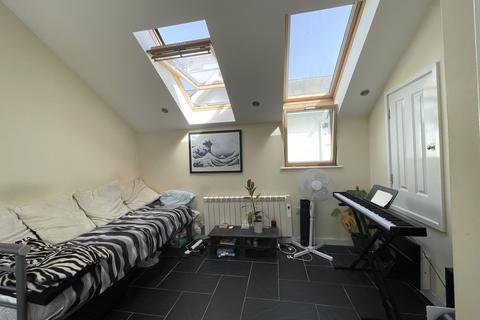 2 bedroom flat to rent, The Moor, Falmouth, TR11