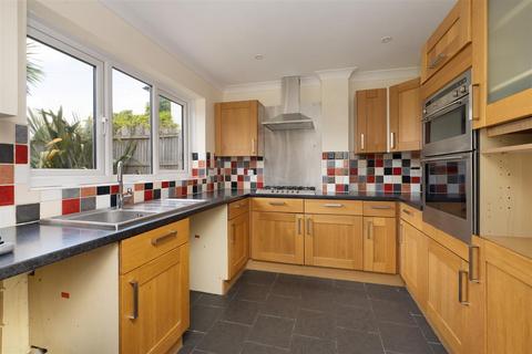 4 bedroom detached house to rent, Tower Road, Whitstable