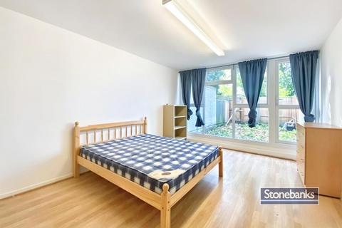 5 bedroom terraced house to rent, Barchester Close, Uxbridge UB8