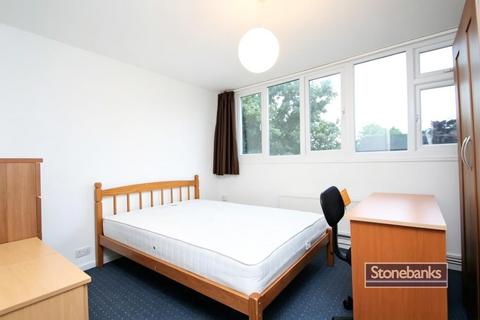 5 bedroom terraced house to rent, Barchester Close, Uxbridge UB8