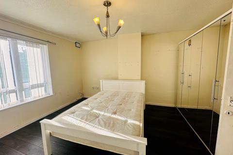 3 bedroom terraced house to rent, Ashwell Gardens, Nottingham, NG7