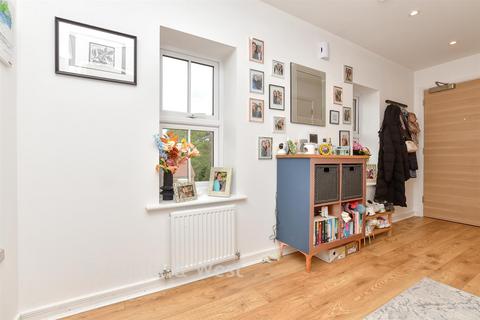1 bedroom flat for sale, Waterfield, Tadworth, Surrey