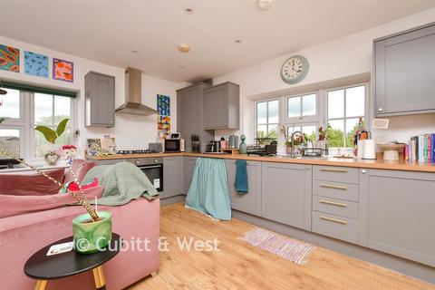 1 bedroom flat for sale, Tregothan House, Tadworth KT20