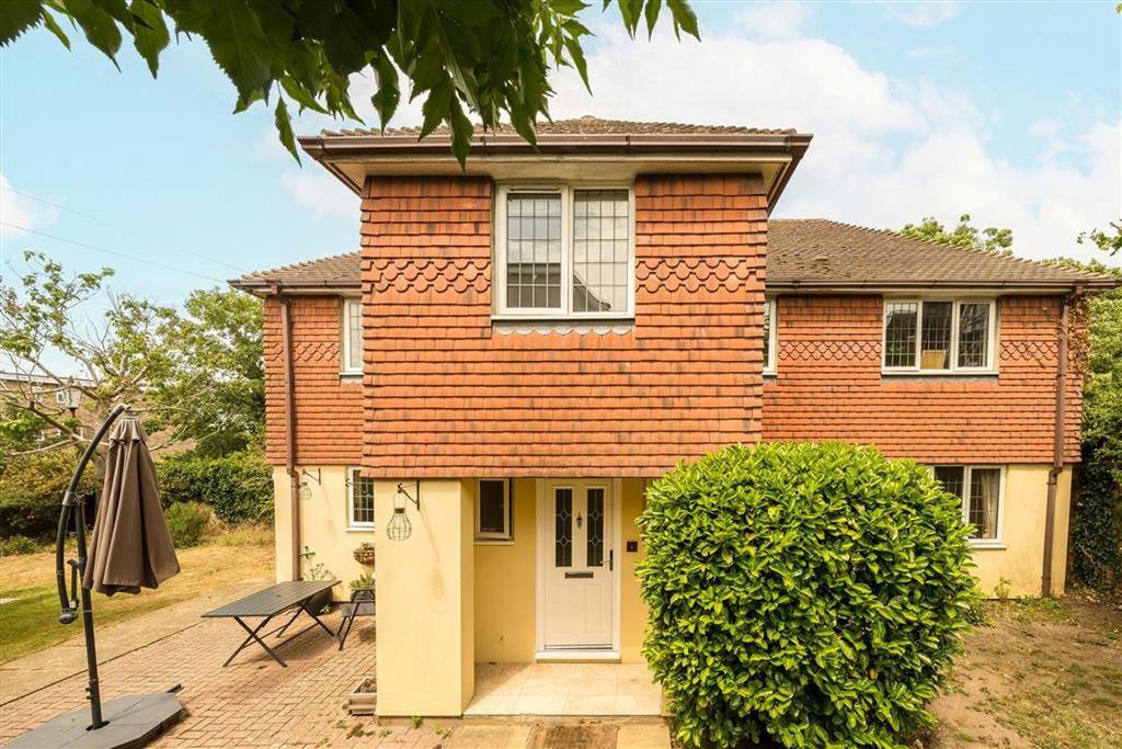 Ferry Road, Thames Ditton KT7 4 bed detached house - £3,295 pcm (£760 pw)