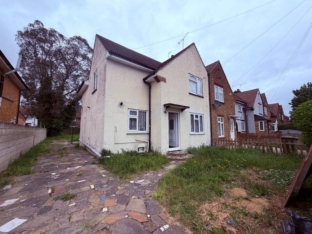 4 bedroom semi-detached house to rent, Hayes