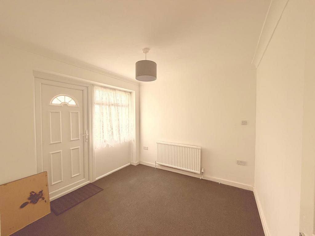 4 bedroom semi-detached house to rent - View 2