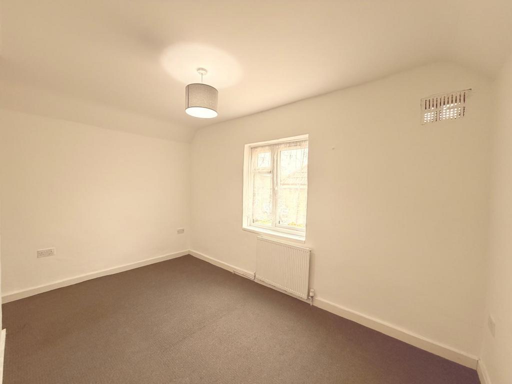 4 bedroom semi-detached house to rent - View 3
