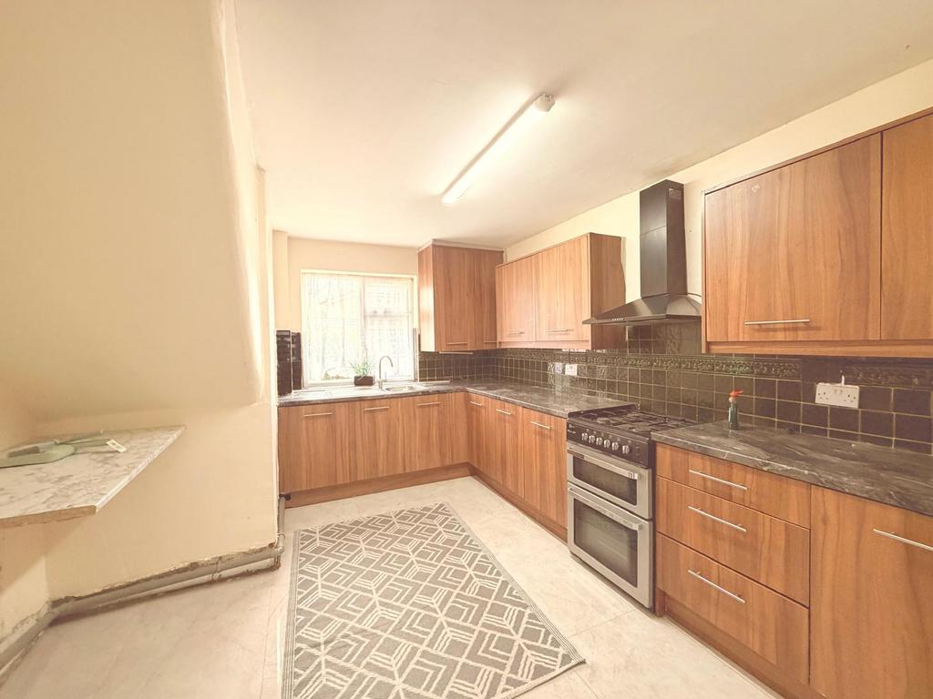 4 bedroom semi-detached house to rent - View 5
