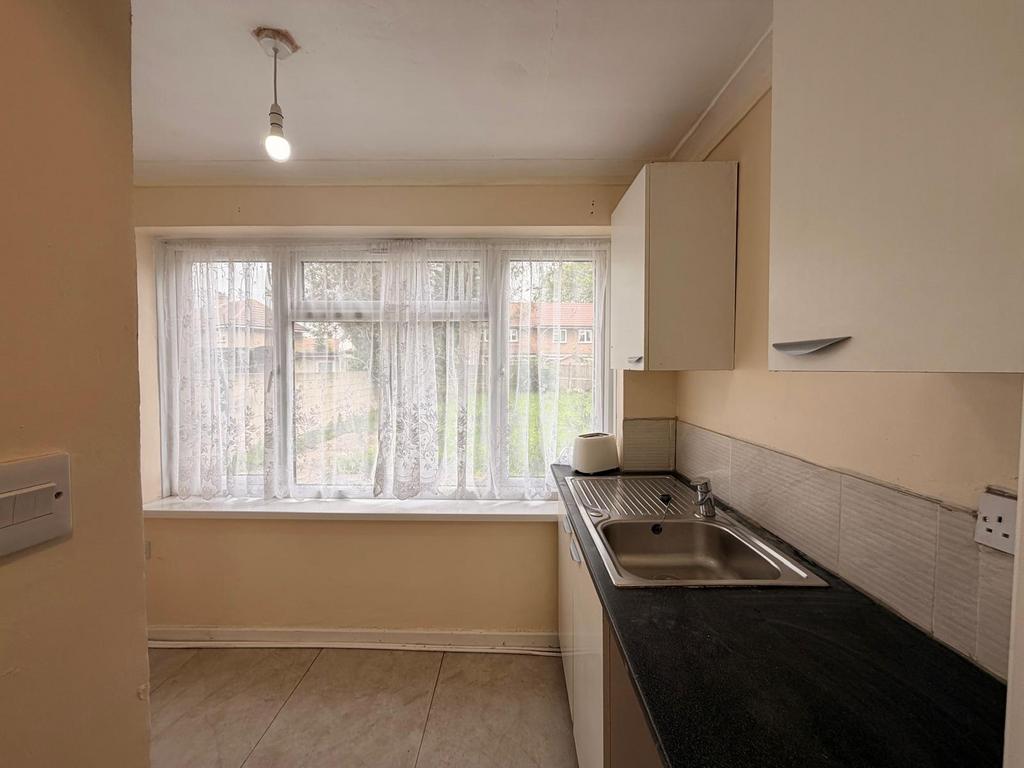 4 bedroom semi-detached house to rent - View 6