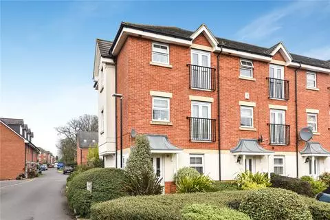 4 bedroom end of terrace house to rent,