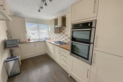 2 bedroom flat for sale, 431 Sunningdale Lodge, Lymington Road, Highcliffe, Dorset. BH23 5EN