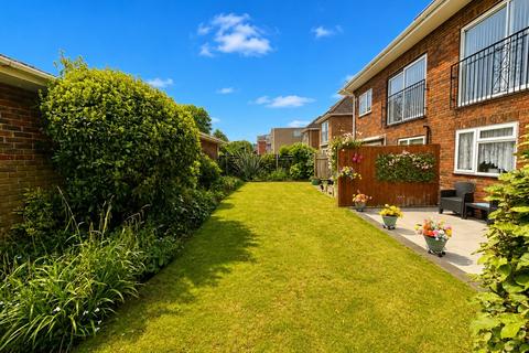 2 bedroom flat for sale, 431 Sunningdale Lodge, Lymington Road, Highcliffe, Dorset. BH23 5EN