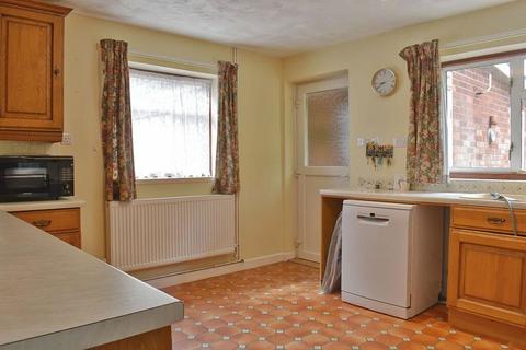 3 bedroom detached house for sale, Grange Road, ., Newark, Nottinghamshire, NG24 4PN