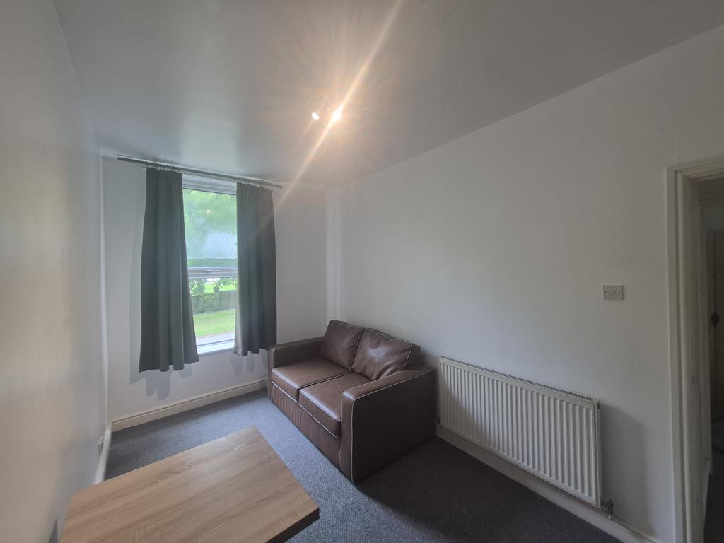 -6 Elm Avenue, Nottingham, NG3 - View 2