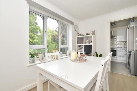 2 bedroom flat for sale, Frazer Close, Romford RM1