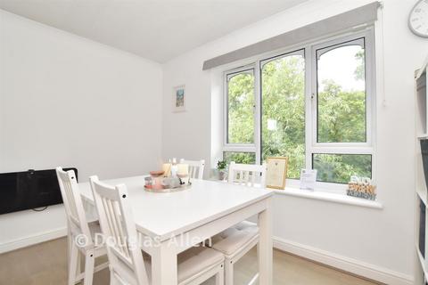 2 bedroom flat for sale, Frazer Close, Romford RM1