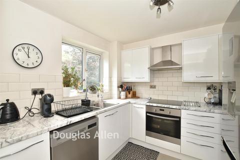 2 bedroom flat for sale, Frazer Close, Romford RM1