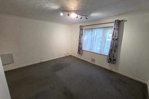 1 bedroom flat for sale, Turnpike Lane, Uxbridge, UB10 0AJ