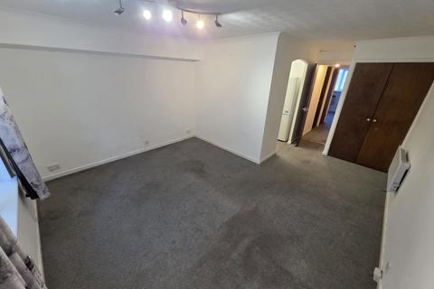 1 bedroom flat for sale, Turnpike Lane, Uxbridge, UB10 0AJ