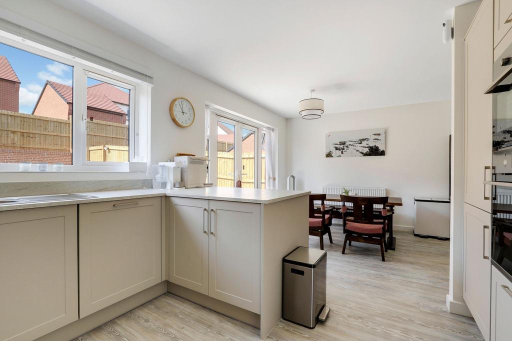 Victoria Way, Nottingham NG15 - More