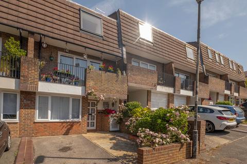 Heights Close, London, SW20