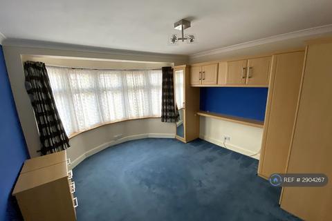 3 bedroom terraced house to rent, Studley Drive, Ilford, IG4