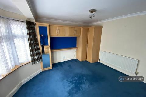 3 bedroom terraced house to rent, Studley Drive, Ilford, IG4