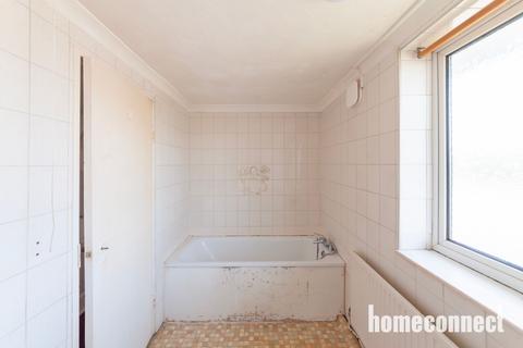 1 bedroom flat for sale, Knights Way, Ilford IG6