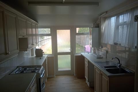 3 bedroom terraced house to rent, Harrow Crescent, Romford RM3