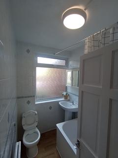 3 bedroom terraced house to rent, Harrow Crescent, Romford RM3