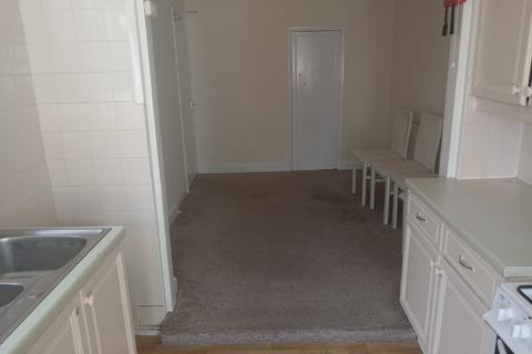 3 bedroom terraced house to rent, Harrow Crescent, Romford RM3