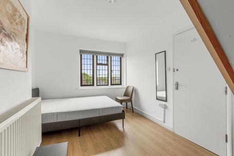 1 bedroom in a flat share to rent, Room 5 , 2 Nightingales Corner