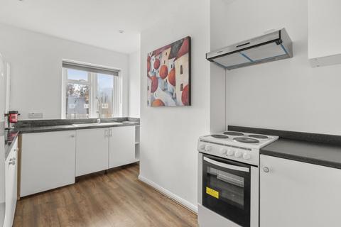 1 bedroom in a flat share to rent, Room 5 , 2 Nightingales Corner