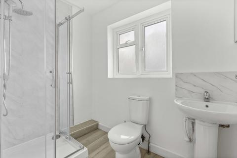 1 bedroom in a flat share to rent, Room 5 , 2 Nightingales Corner