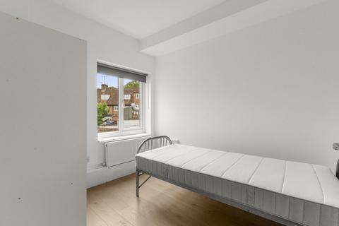 1 bedroom in a flat share to rent, Room 4 , 2  Nightingales Corner