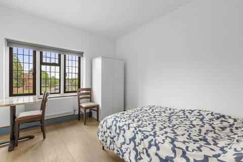 1 bedroom in a flat share to rent, Room 2 , 2 Nightingales Corner