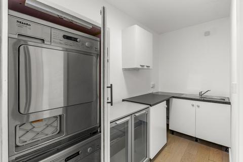 1 bedroom in a flat share to rent, Room 2 , 2 Nightingales Corner