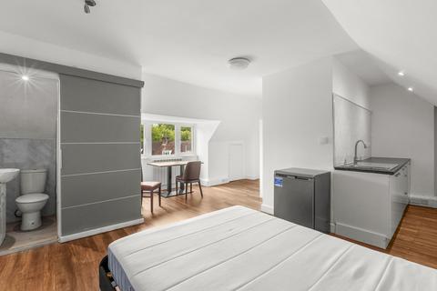 1 bedroom in a flat share to rent, Room 7, 2 Nightingales Corner