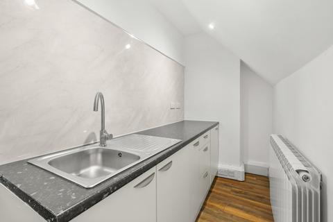 1 bedroom in a flat share to rent, Room 7, 2 Nightingales Corner