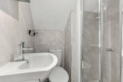 1 bedroom in a flat share to rent, Room 7, 2 Nightingales Corner