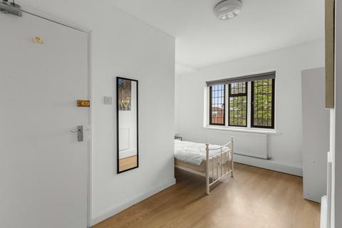 1 bedroom in a flat share to rent, Room 6 , 2 Nightingales Corner