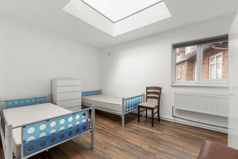 1 bedroom in a flat share to rent, Room 1 , 2 Nightingales Corner