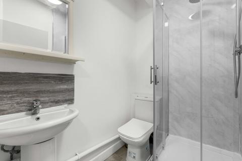 1 bedroom in a flat share to rent, Room 1 , 2 Nightingales Corner
