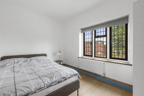 1 bedroom in a flat share to rent, Room 3, 2 Nightingales Corner