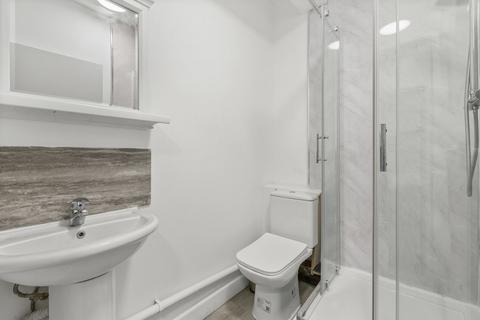 1 bedroom in a flat share to rent, Room 3, 2 Nightingales Corner