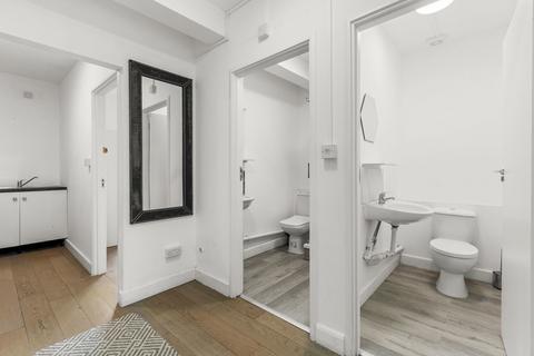 1 bedroom in a flat share to rent, Room 3, 2 Nightingales Corner
